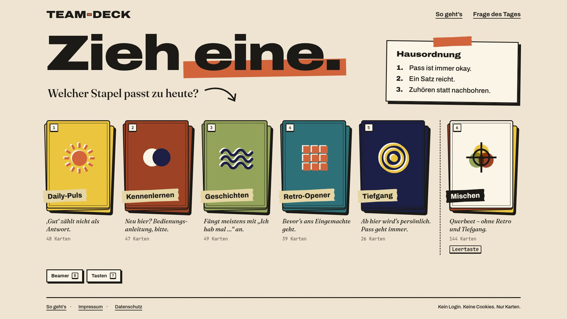 The Team-Deck card table in a screen-print look: “Zieh eine.” (“Draw one.”) in large type and house rules with three points, below them five card decks from Daily-Puls to Tiefgang plus one for shuffling, each with its card count. The interface is in German.